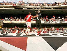 Rogério Ceni, capitão são-pualino, levanta o troféu do Campeonato Brasileiro-2007