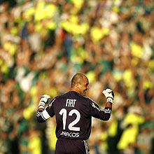 Marcos comemora com a torcida ao fundo o ttulo paulista do Palmeiras