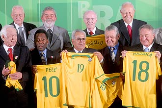Jogadores da seleção brasileira campeã mundial de 1958 posam com presidente Lula e João Havelange em visita a Brasília