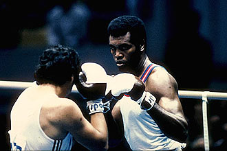 Cubano Teofilo Stevenson (fundo) encara adversrio em luta de boxe