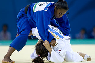 PEK202. PEKN (CHINA), 11/08/08.- La judoca espaola Isabel Fernndez (suelo) en un momento del combate ante la brasilea Ketleyn Quadros (arriba) en la categora de -57 kilos de judo femenino que se llev a cabo hoy, 11 de agosto de 2008, durante los Juegos Olmpicos de Pekn. Fernndez se ha quedado fuera de la lucha por el bronce. EFE/Julio Muoz 