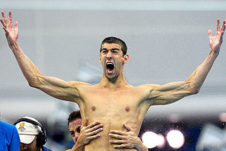 Nadador norte-americano Michael Phelps vibra aps conquista de um dos seus oito ouros