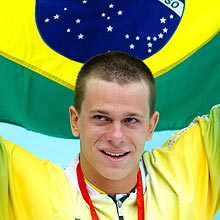 Csar Cielo posa com a bandeira brasileira aps indita medalha de ouro na natao.
