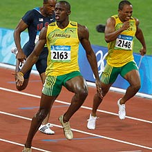 Usain Bolt (frente) comemora vitria e recorde mundial na final dos 100 m rasos antes mesmo de cruzar a linha de chegada.