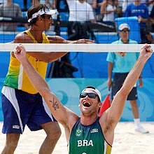 Fbio Luiz (frente) comemora vitria sobre compatriotas Ricardo/Emanuel, no vlei de praia.