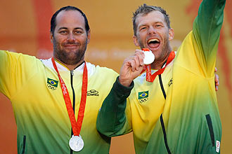 Os brasileiros Bruno Prada (esq.) e Robert Scheidt recebem a medalha de prata da classe star da vela nos Jogos de Pequim