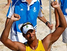 Ricardo Santos of Brazil celebrates after winning their men's beach volleyball bronze medal match against Georgia at the Beijing 2008 Olympic Games August 22, 2008. REUTERS/Gil Cohen Magen (CHINA) 