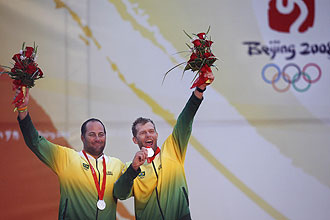 Bruno Prada (esq) e Robert Scheidt posam com as medalhas de prata obtidas na classe star da vela dos Jogos Olmpicos chineses.