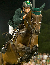 Bernardo Alves salta com Chupa Chup, que foi pego por doping nos Jogos-2008