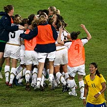 Players of the U.S. celebrate after winning their women's final soccer match againts Brazil at the Beijing 2008 Olympic Games August 21, 2008. REUTERS/Shaun Best (CHINA)