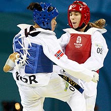 Natlia Falavigna (vermelho) ataca norueguesa Nina Solheim na semifinal da categoria acima de 67 kg