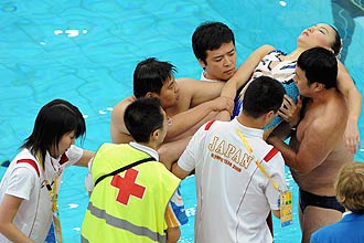 A japonesa Hiromi Kobayashi  socorrida aps passar mal na final por equipes do nado sincronizado