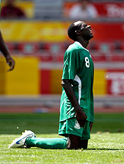 Sani Kaita of Nigeria reacts after a missed chance during the men's gold medal soccer match against Argentina at the Beijing 2008 Olympic Games August 23, 2008. REUTERS/Daniel Aguilar (CHINA)