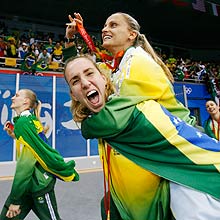 Thaisa carrega lbero Fabi na comemorao brasileira pela medalha de ouro no vlei.