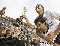 Dentinho (acima) festeja com Douglas e a torcida o acesso à Série A do Brasileiro
