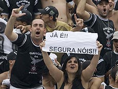 Torcedores do Corinthians comemoram o segundo gol acesso à Série A no Pacaembu