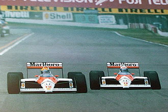 Ayrton Senna (esq.) no momento da ultrapassagem sobre Alain Prost, seu companheiro de McLaren, no GP do Japão de 1988
