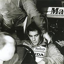 Senna no cockpit da McLaren durante os testes da equipe em Jacarepaguá, em 88
