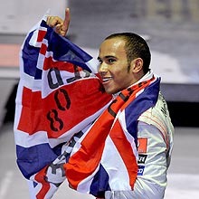 Hamilton se enrola na bandeira do Reino Unido para celebrar o seu ttulo indito na F-1