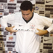 Atacante Ronaldo veste a camisa do Corinthians em sua apresentao ao clube