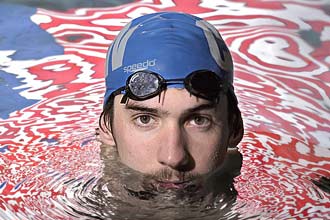 O nadador Michael Phelps, que no ser processado pela foto na qual segurava um bong --objeto usado para fumar maconha