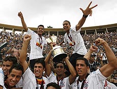 Jogadores do Corinthians levantam a taça e festejam o 7º título do clube na Copa São Paulo