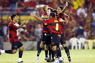 Jogadores do Sport festejam a conquista da Copa do Brasil-2008, aps vitria por 2 a 0 sobre o Corinthians na deciso
