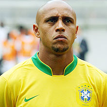 Texto: Futebol - Copa do Mundo de 2006: O lateral-esquerdo Roberto Carlos, em partida da seleo brasileira na Copa do Mundo de 2006. (Foto de Antnio Gaudrio/Folha Imagem)