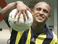 Texto: Brazilian soccer player Roberto Carlos gestures with a ball during his contract-signing ceremony with Turkish club Fenerbahce at Sukru Saracoglu Stadium in Istanbul June 19, 2007. REUTERS/Fatih Saribas (TURKEY)