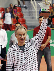 John McEnroe levanta o troféu do Rio Champions após levar o título