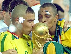Com o visual "Casco", Ronaldo beija a taa da Copa-2002, no Japo, ao lado de Gilberto Silva