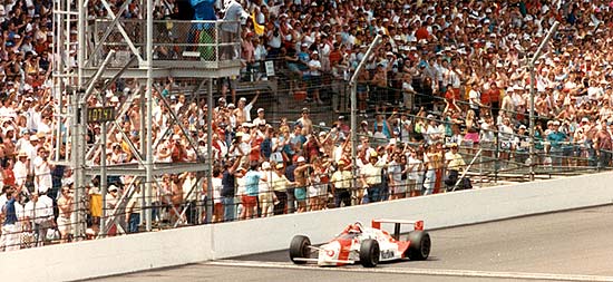 Emerson Fittipaldi cruza a linha para vencer as 500 Milhas de Indianpolis, feito indito para um sul-americano