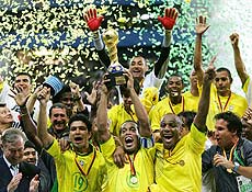 Seleo brasileira levanta trofu da conquista da Copa das Confederaes-05, na Alemanha