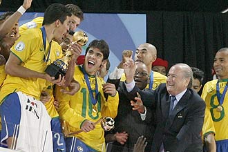 Jogadores da seleo brasileira recebem a taa da Copa das Confederaes, conquistada contra os Estados Unidos