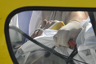 Massa dentro do helicptero que o levou para o hospital AEK, em Budapeste; piloto teve de passar por cirurgia por conta da batida