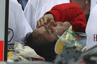 Felipe Massa com a mo na testa antes de ser levado para o hospital; piloto brasileiro foi atingido na cabea por uma pea