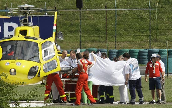 Massa  levado de maca ao helicptero, de onde foi encaminhado ao hospital; treino chegou a ser interrompido
