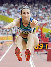 Em Pequim, Maurren saltou 7,04 m para conquistar o ouro olmpico