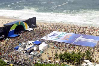 Cerca de 15 mil pessoas foram  praia de Copacabana, no Rio de Janeiro, para acompanhar a eleio do COI