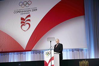 Jacques Rogges discursa em Copenhague (DIN); presidente reeleito do COI promete lutar pela autonomia do esporte olmpico