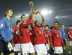 Jogadores do Manchester United levantam trofu de campeo mundial de 2008