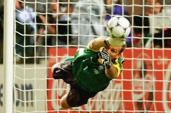 Taffarel defende pnalti que classificou o Brasil na semifinal contra a Holanda, na Copa-1998