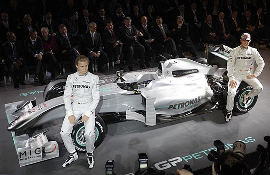 Nico Rosberg (esq.) e Michael Schumacher posam com o carro da Mercedes GP para o Mundial-2010 de F-1