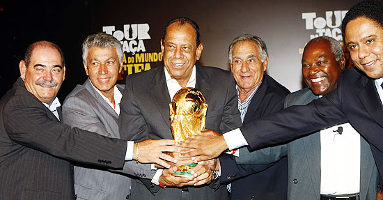 Rivelino,  esquerda, segura a Taa da Copa do Mundo junto de outros campees pelo Brasil