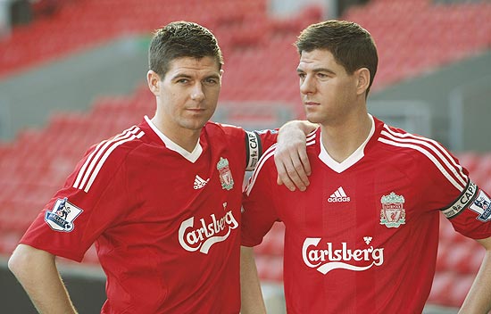Steven Gerrard,  esquerda, escora-se em uma rplica de cera feita em sua homenagem, no estdio de Anfield