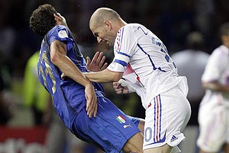 Cabeada de Zidane no italiano Materazzi marcou a final da Copa do Mundo de 2006