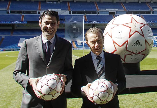 Os ex-jogadores Fernando Hierro (esq.) e Emilio Butragueno exibem a bola da final da Copa dos Campeões