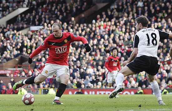 Rooney chuta para marcar seu segundo gol no Fulham, neste domingo, no estádio Old Trafford