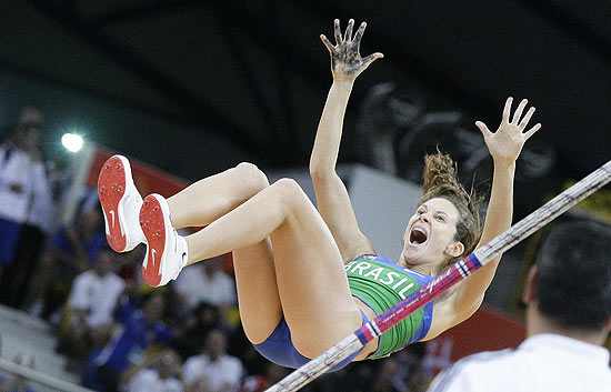 Fabiana Murer salta durante o Mundial Indoor de Atletismo em Doha, no Qatar; ela levou o ouro