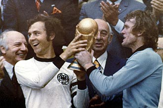 Beckenbauer e Maier seguram taa vencida pela Alemanha
